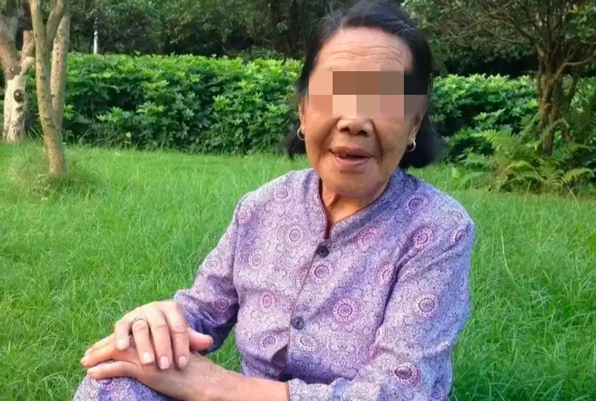 奶奶死后没人埋，我偷偷把她葬掉，从此以后我家倒霉事情接二连三，一家子除了我，都不