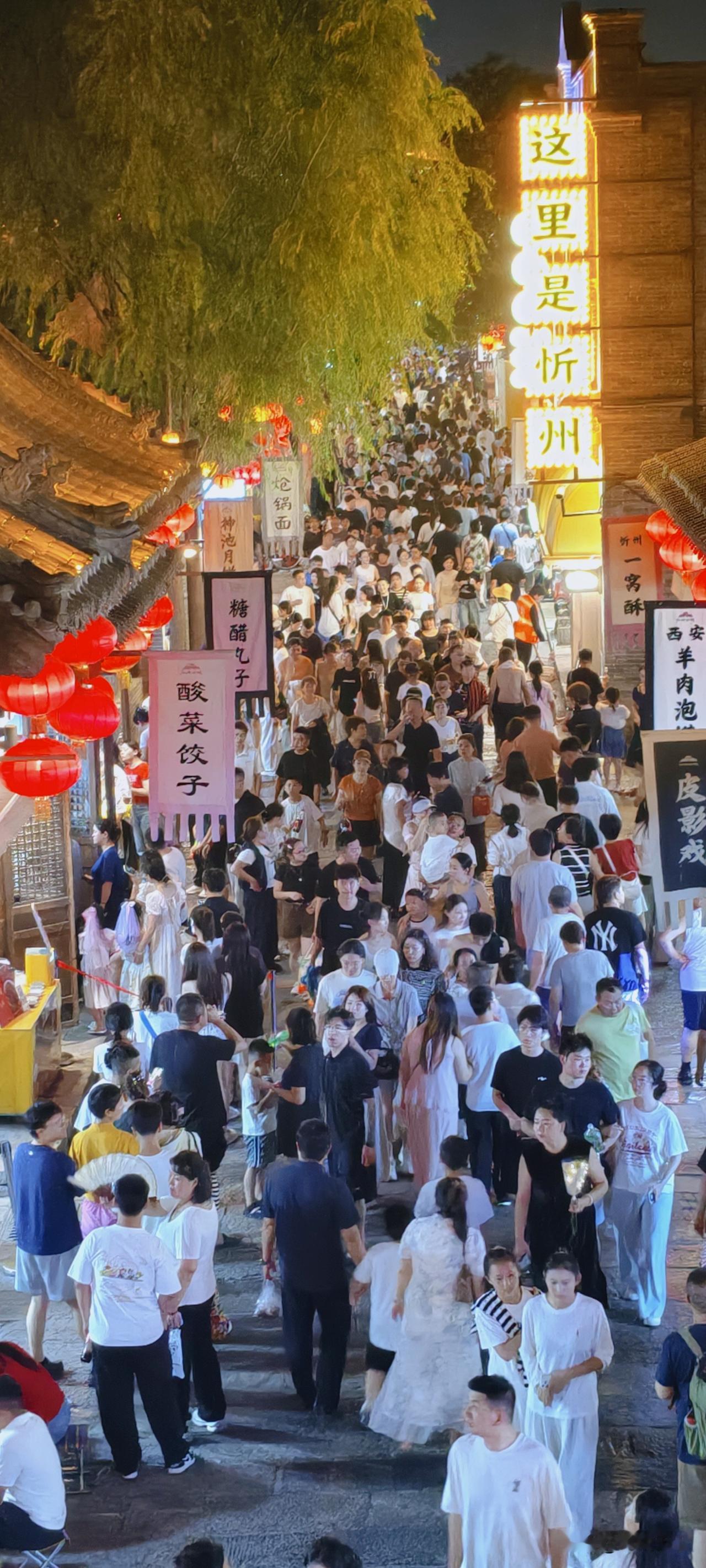 山西忻州的旅游景点是这样的火爆，本地小吃各种特色美食应有尽有，真的是百闻不如一见