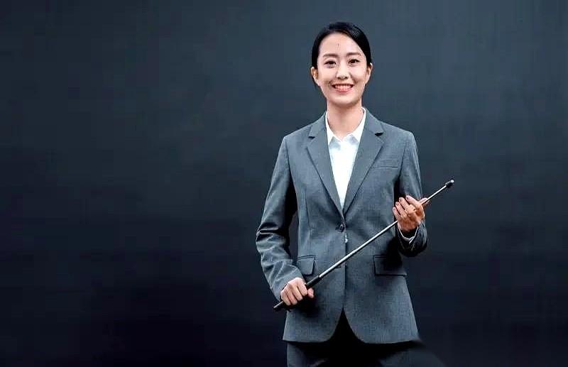你去衙门办事，对窗口里的人点头哈腰。
你去医院看病，对穿白大褂的客客气气。
可偏