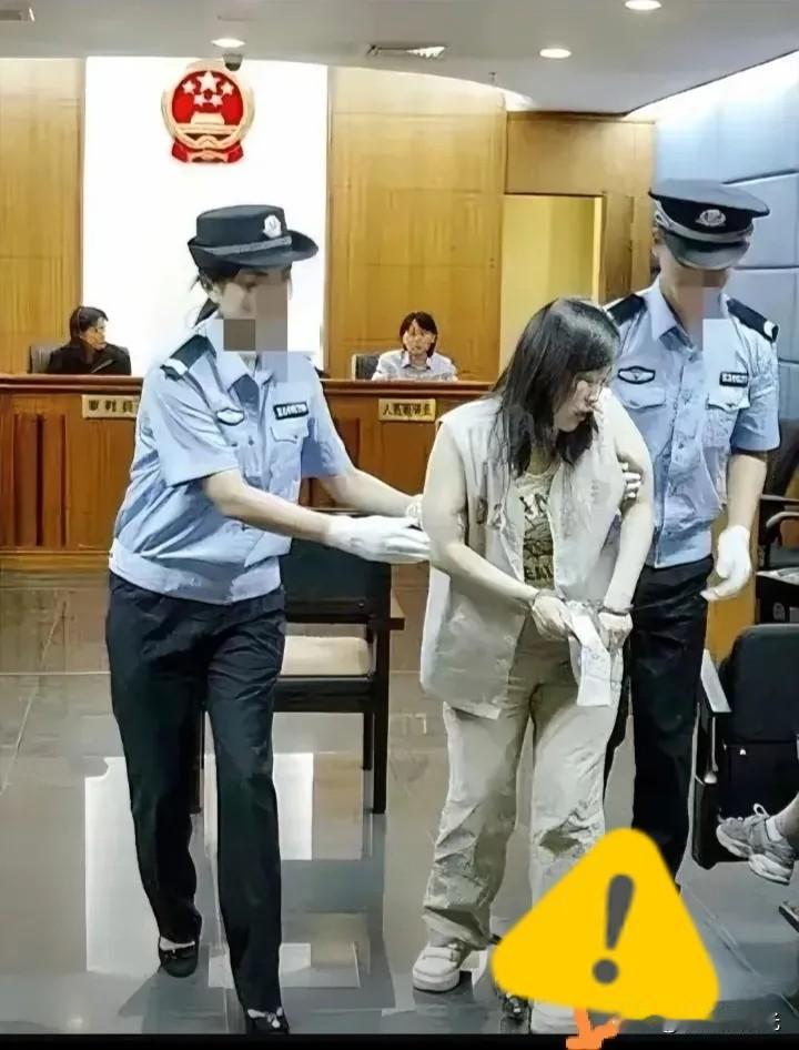 江苏这女老师，真是把一手王炸牌打得稀烂！

58岁，按理说早该回家带孙子享清福了