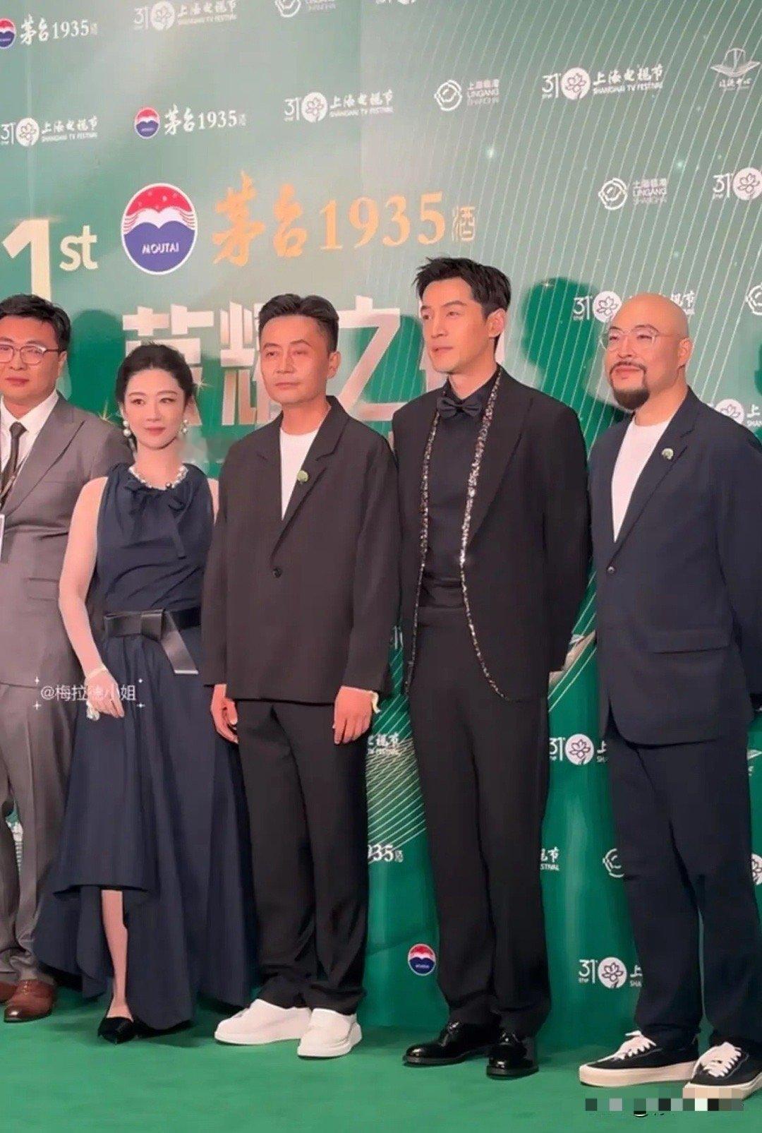 杨紫主动让C位6月25日，杨紫白玉兰红毯化身最忙碌女主，不停的拉人到C位，藏包点