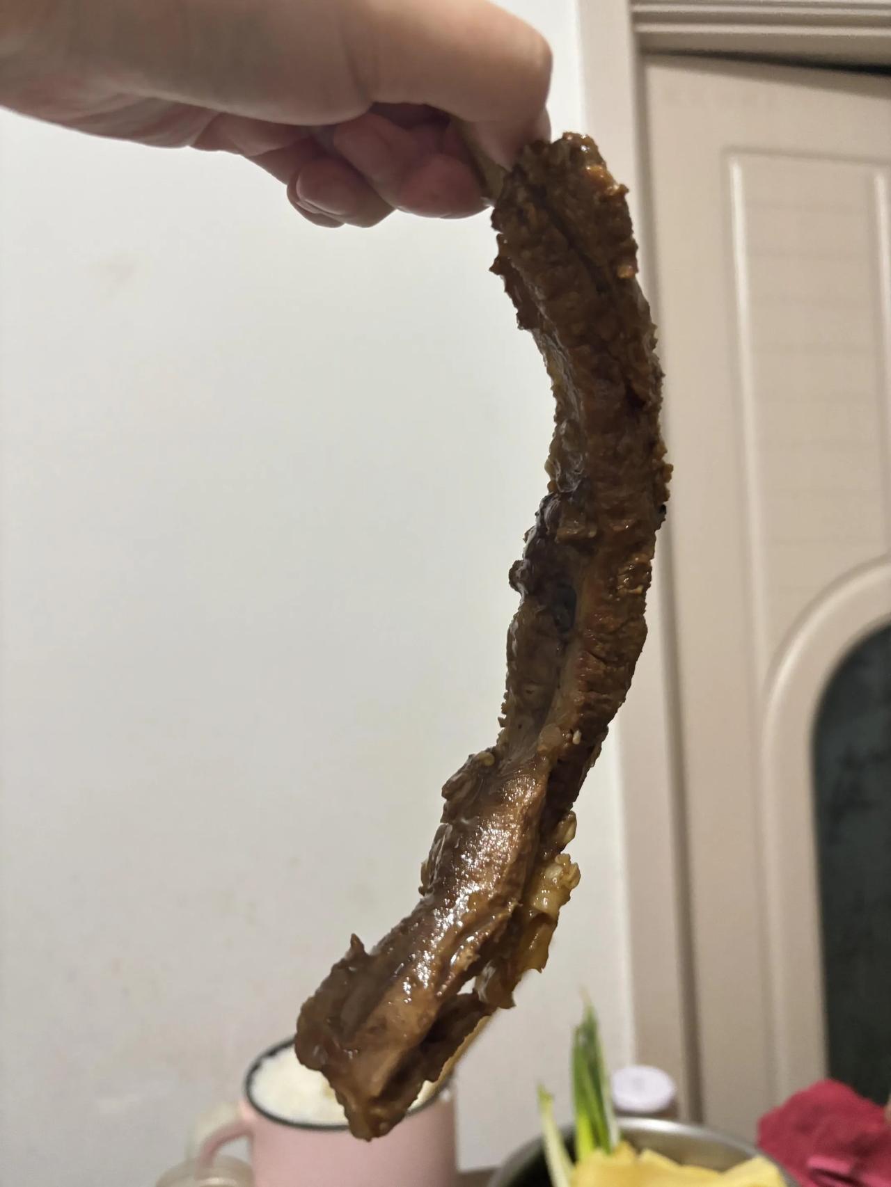 我爸炖排骨不切，整根整根的