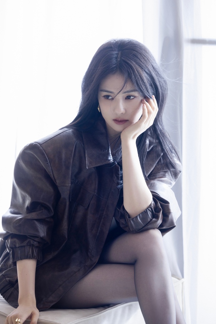 白鹿这组图简直是老公级别的。。此女帅的太超过了[抱一抱] ​​​