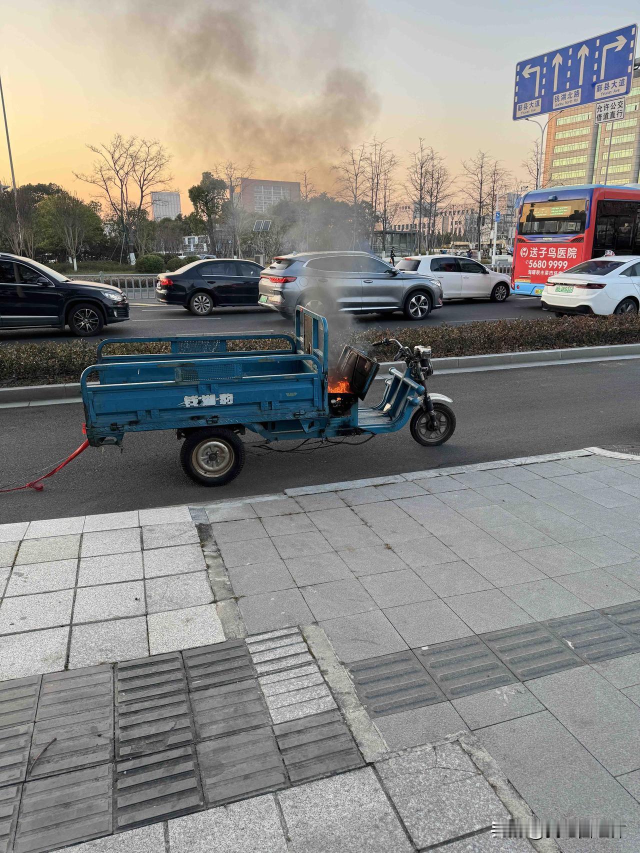 阿姨问我，“打119要钱吗？”
记录今天。下班和同事去吃饭，同事开车忽然发觉前边