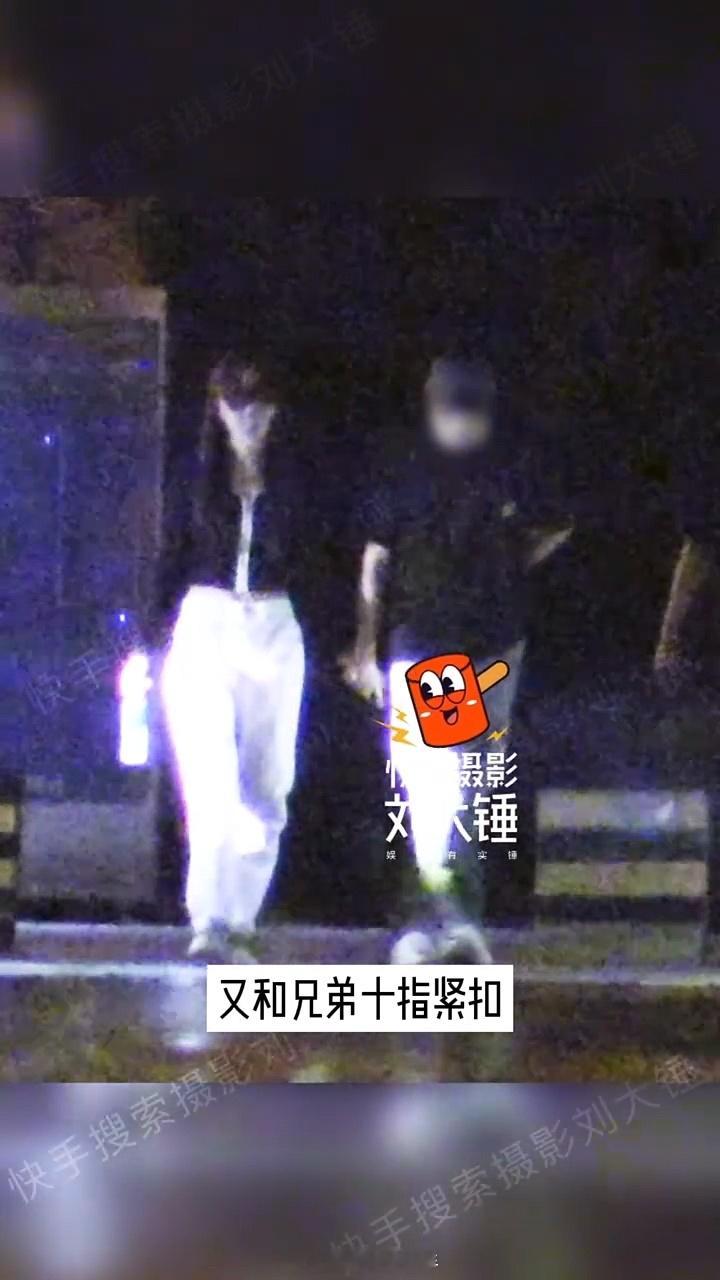 #庄达菲与男子十指紧扣##庄达菲深夜街头喝酒吃辣条#好真实，又很接地气了 ​​​