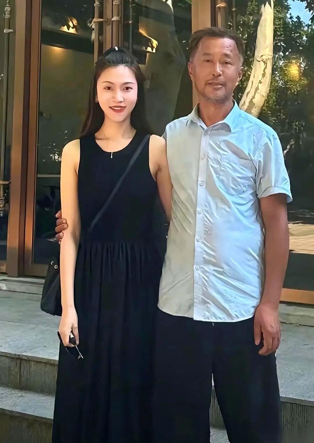 那个满肚子学问、却浑身馊味的流浪大师沈巍
居然被比他小 15 岁的姑娘 “收了”