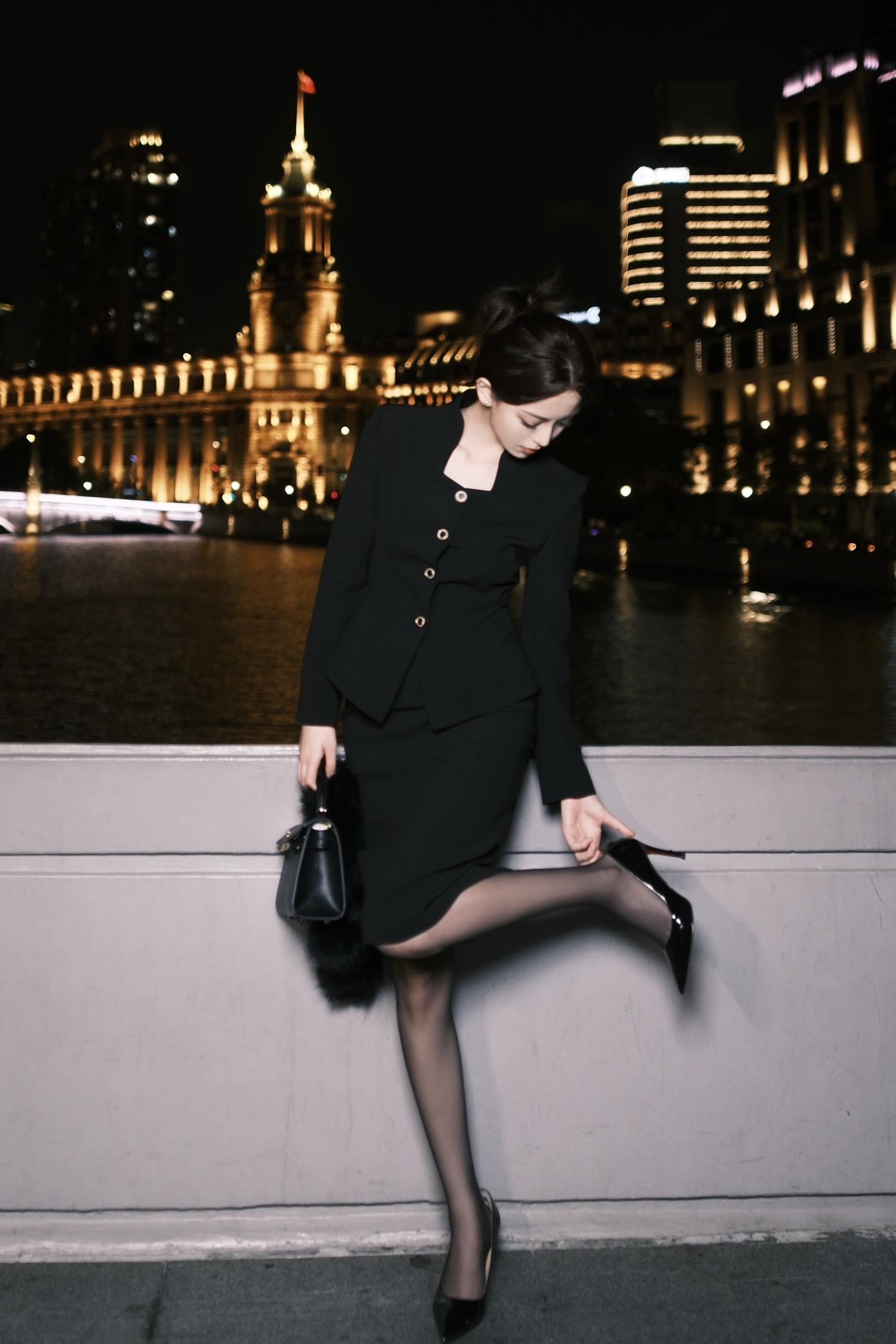 大部分人 都是我生命的玻璃窗上缓缓划过的雨水 但如果是你 我情愿一生都活在雨季里