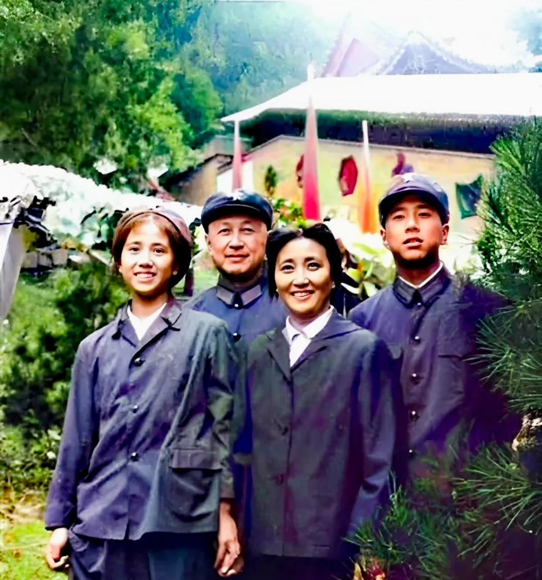 这是钱学森和妻子蒋英，以及一双儿女的真实样貌，都看看吧，照片拍摄于1973年。