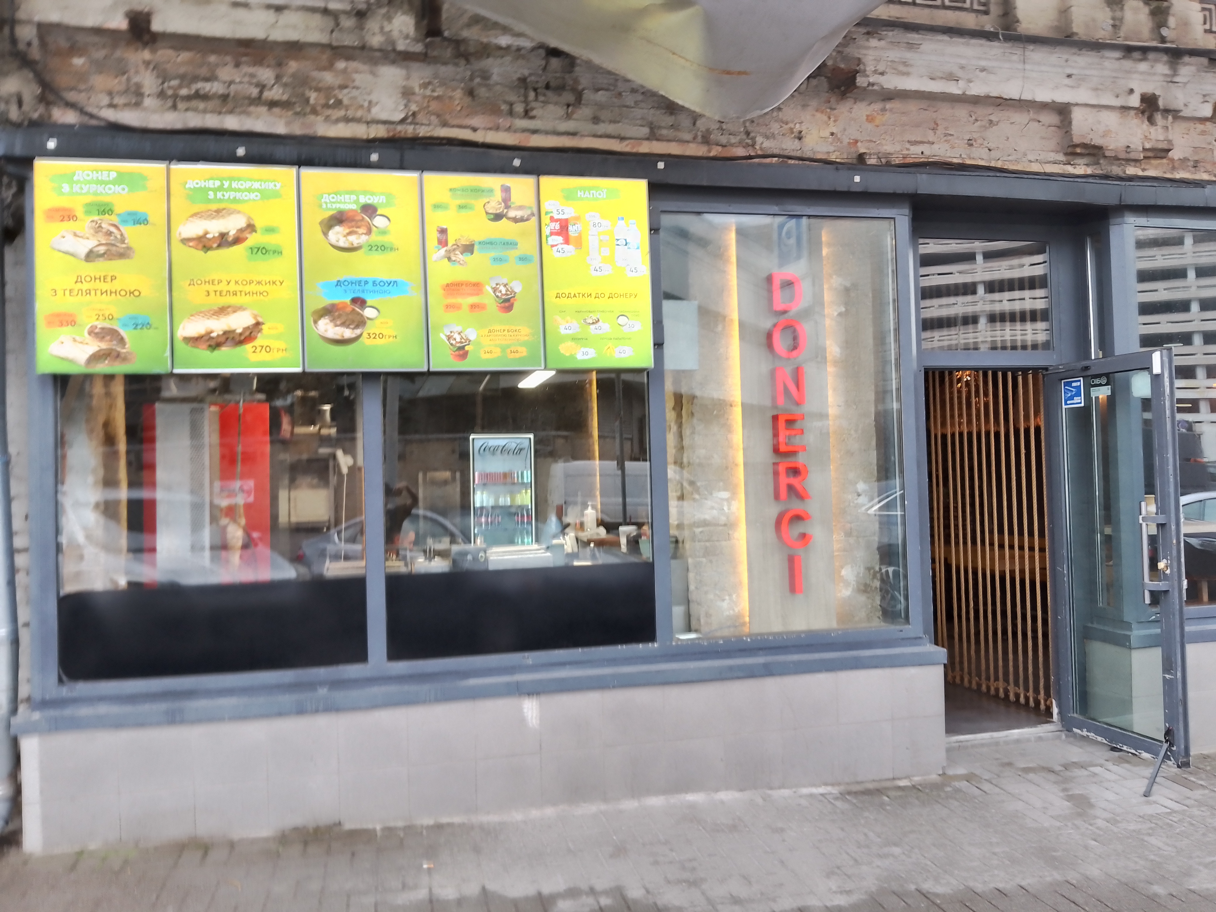 我们COO告诉我，我们餐厅附近的这家中亚快餐店准备关门了，这个店面正在网上招租。