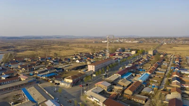 出上：天宽装日月，
对下：地大载城乡。