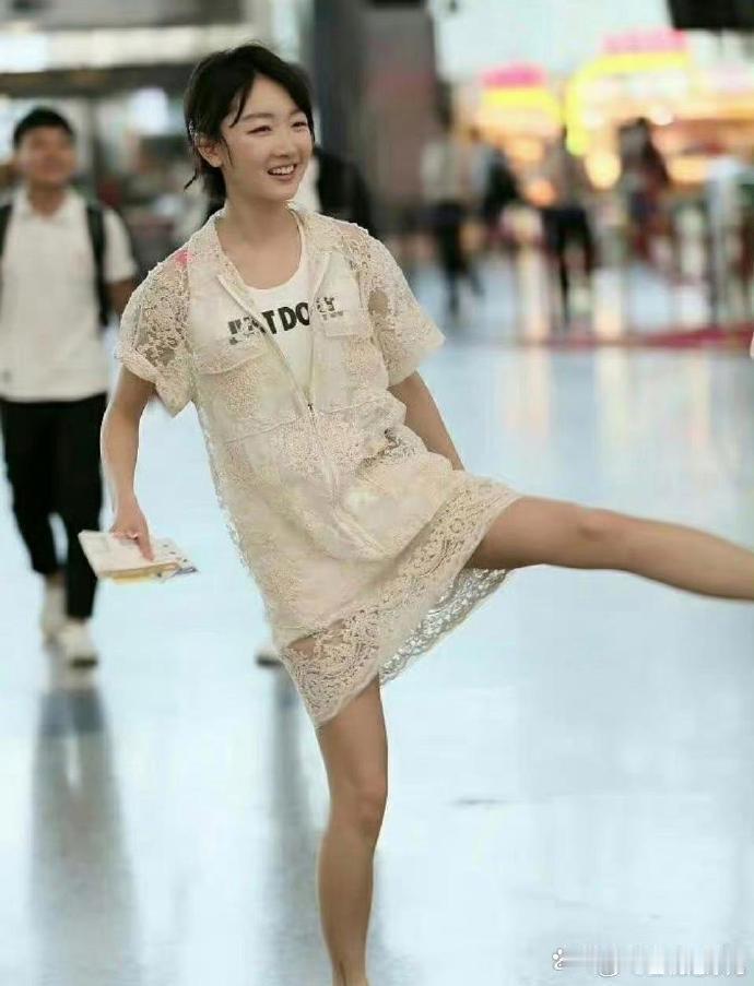 周冬雨在公众场合大胆抬腿，难道不怕曝光吗？ ​​​