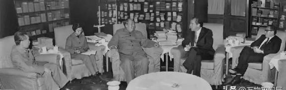 1972年，尼克松访华，毛主席送给他4两茶叶，他嫌礼物太少了，脸色当时就不好看了