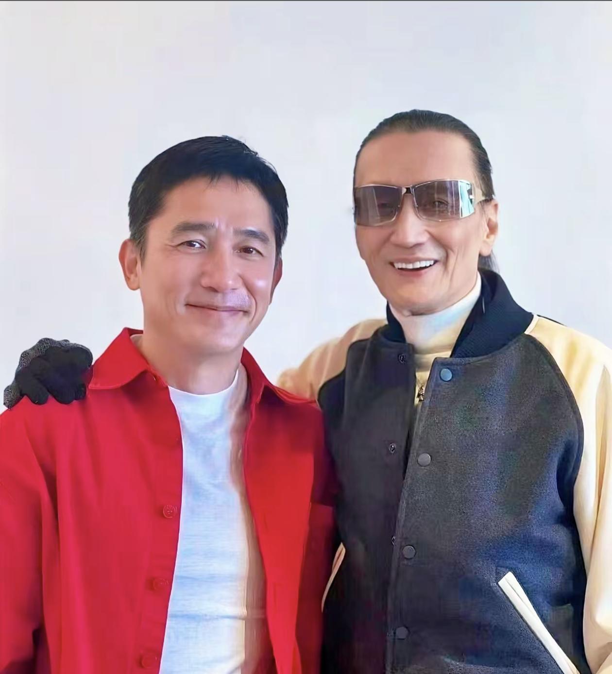 谢贤和梁朝伟早年参加活动时留下的合影，两人同属香港老牌艺人。在港圈演艺圈相识多年