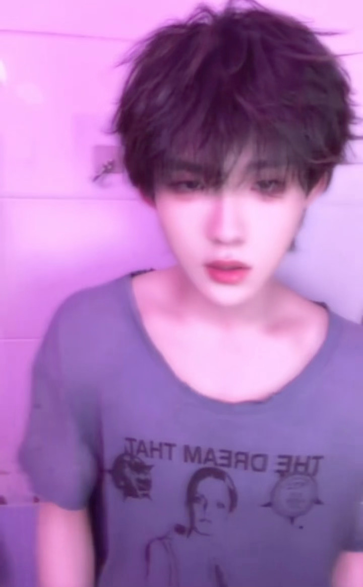 苏新皓跳第三个吻痕 苏新皓第三个吻痕舞蹈挑战 苏新皓跳了第三个吻痕 被这个小铲狠