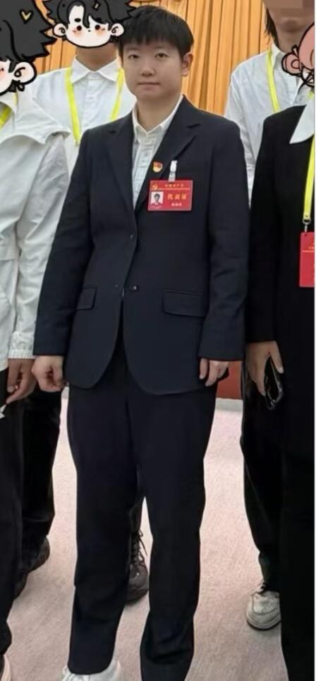 孙颖莎黑西装正脸照片来了！ 
