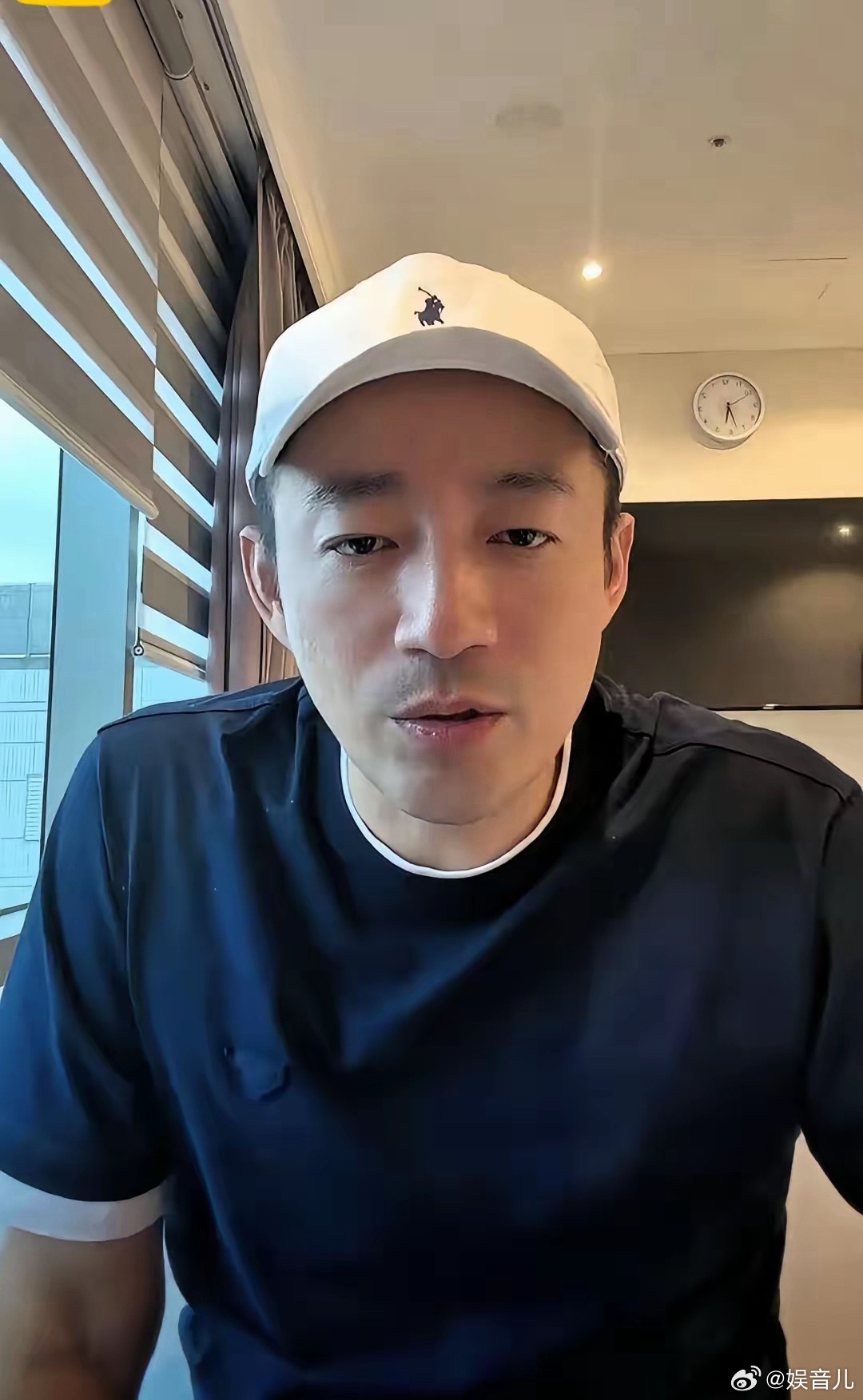 汪小菲这两天估计正后悔得拍大腿呢！前脚刚硬气地喊“麻六记跟张兰没关系”，后脚销量