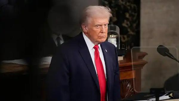 美国总统特朗普本来想携战胜伊朗之威来中国访问，然后讨价还价，然而他现在都没有摆平