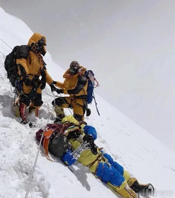藏民12小时抬驴友下山收费6万救人一命花多少都值，而且是明码标价，不像2023年