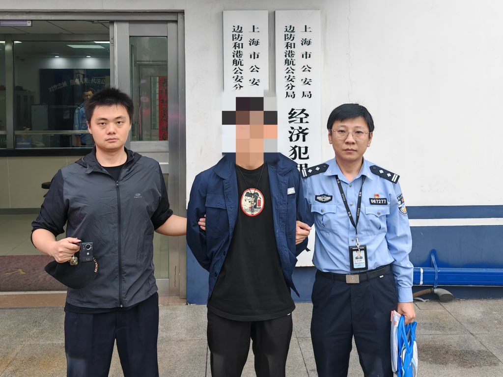 调换名表、夹藏烟花爆竹，上海警方今年来抓获水域违法人员130余名