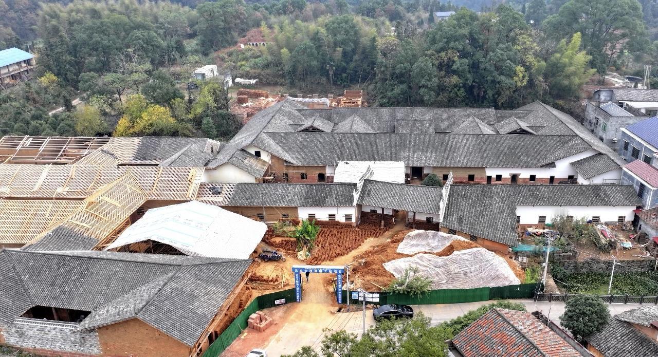 隐匿于浏阳市龙伏镇新开村捞刀河畔的沈家大屋，正在匠人的精修细补下褪去岁月斑驳。1