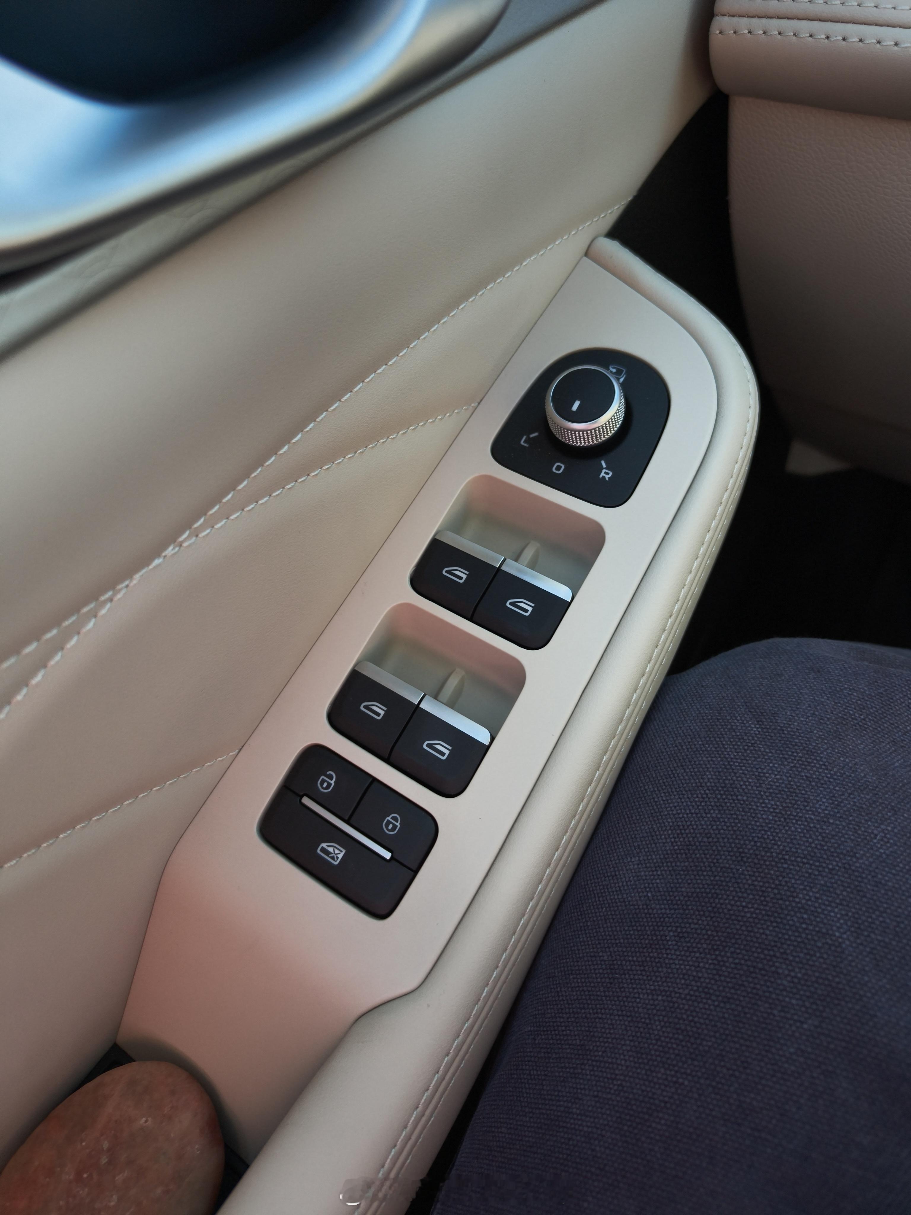 分享一个不恶意创新，不矫揉造作，不故弄玄虚的车窗按键区域。所有常用调整一应俱全，