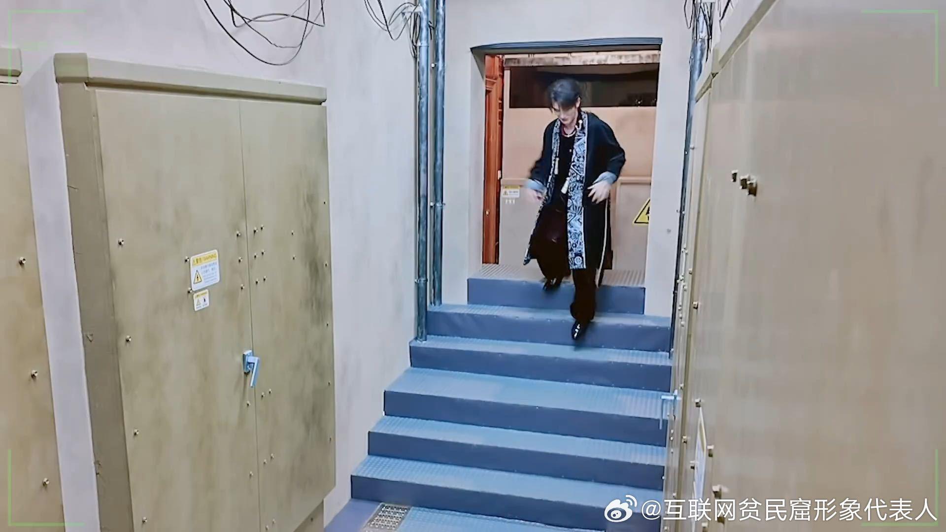 丁程鑫下楼梯崴到脚开始推理吧 胆小的小丁独自做密室任务，结果下楼梯崴脚了。节目组