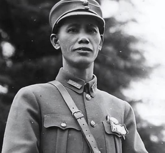 1932年1月28日，就在日本准备攻占上海的时候，我们的军队当中却出了一个厉害人