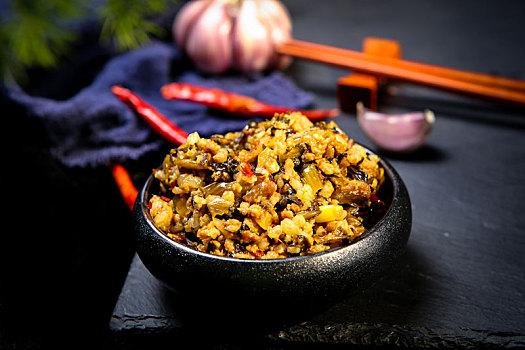 想要活得久，要管住嘴，这10个要记住：

一、猪头肉，打死不吃。
二、过夜饭菜，