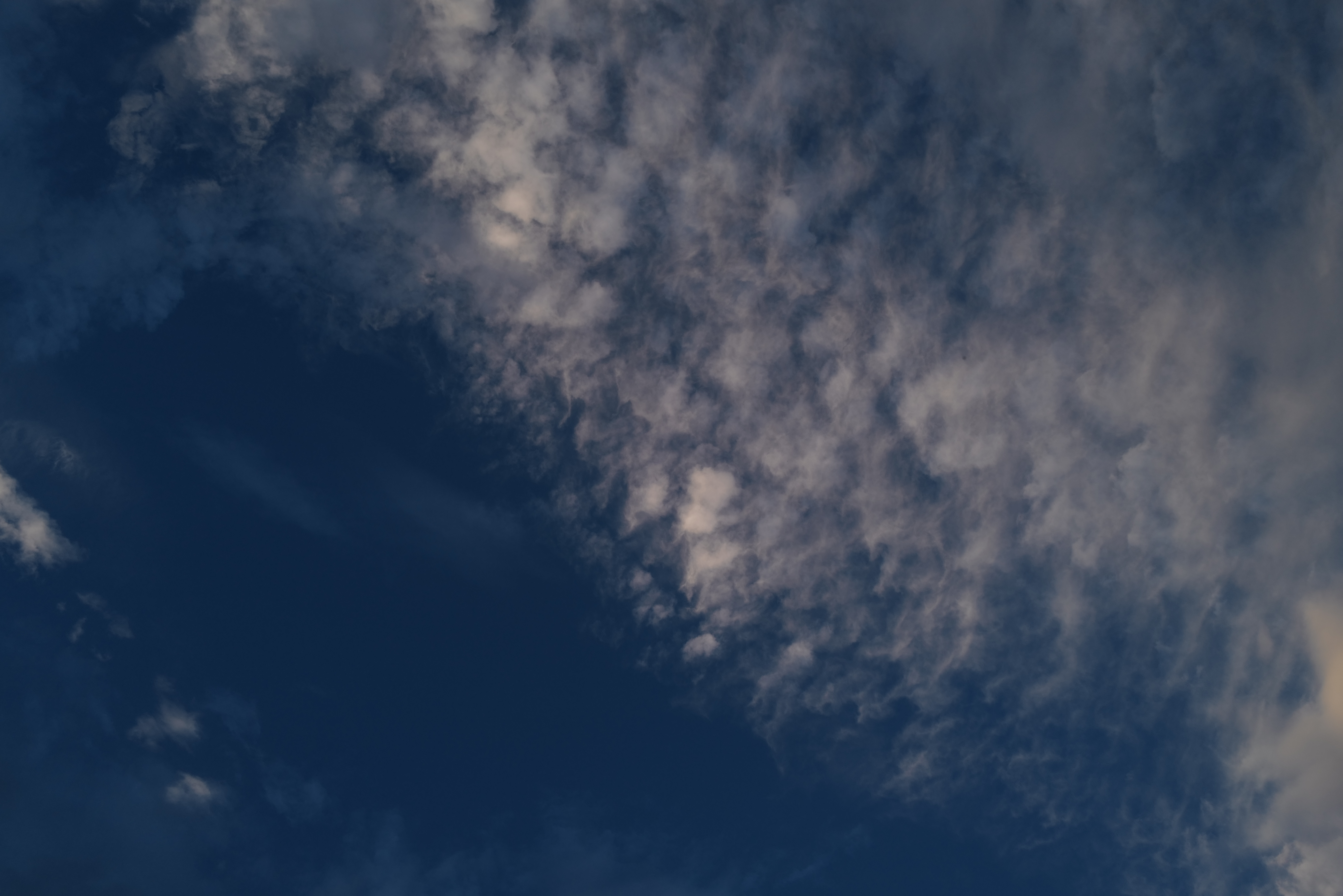 傍晚云山相连，遮住了落日，却不知东方为何遍布晚霞 ​​​