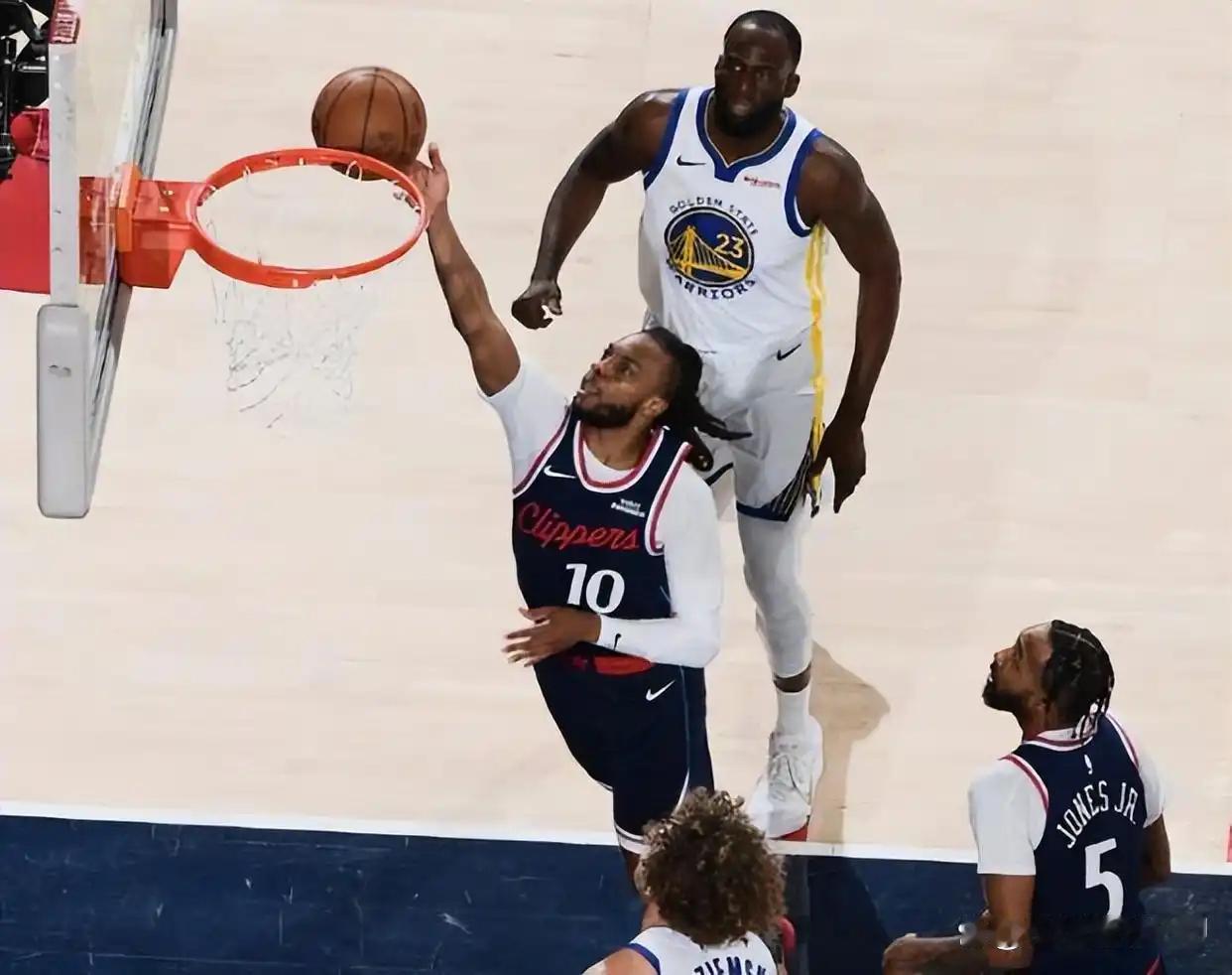 勇士逆袭，金州精神不灭！勇士 126-121 险胜快船，挺进下一轮！库里关键三分