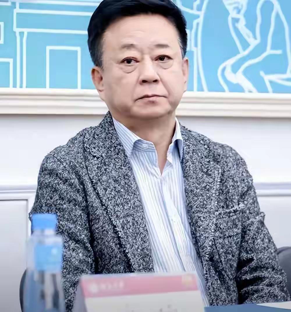 4月9日，62岁的朱军低调现身陈丽华追悼会，他身穿深色正装，神情肃穆，身姿挺拔，