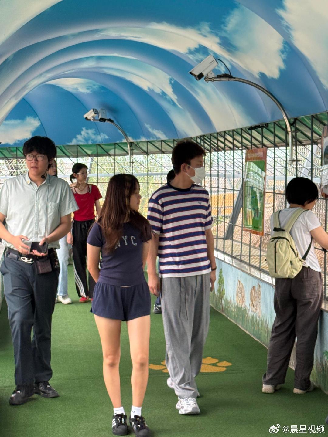 贾乃亮甜馨回东北过暑假 贾乃亮甜馨回东北过暑假，父女俩关系挺好的～偶遇贾乃亮陪甜