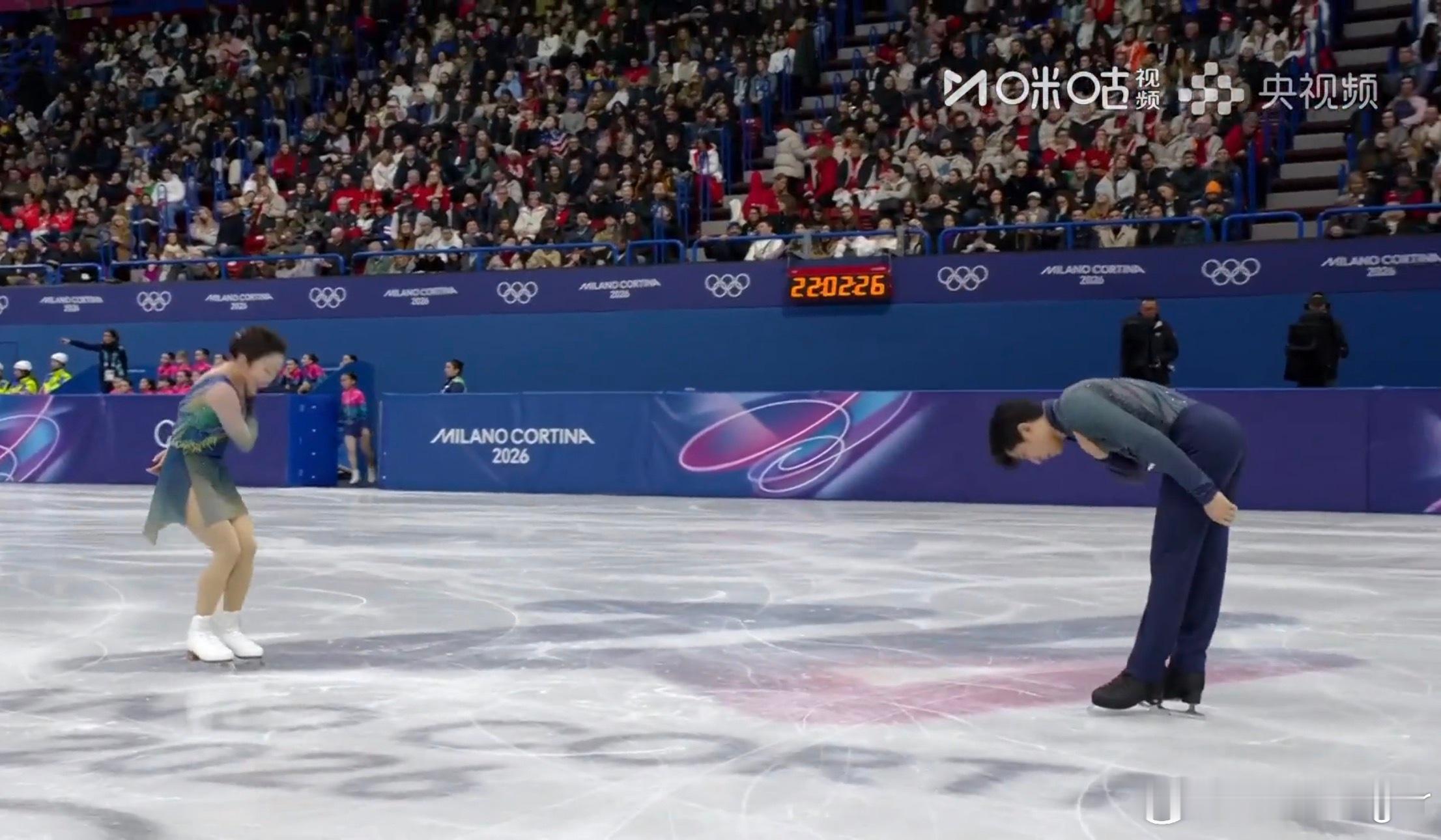 互相致意这一幕真的太让人动容了。隋文静韩聪双人滑第五隋文静韩聪米兰冬奥谢幕隋文静