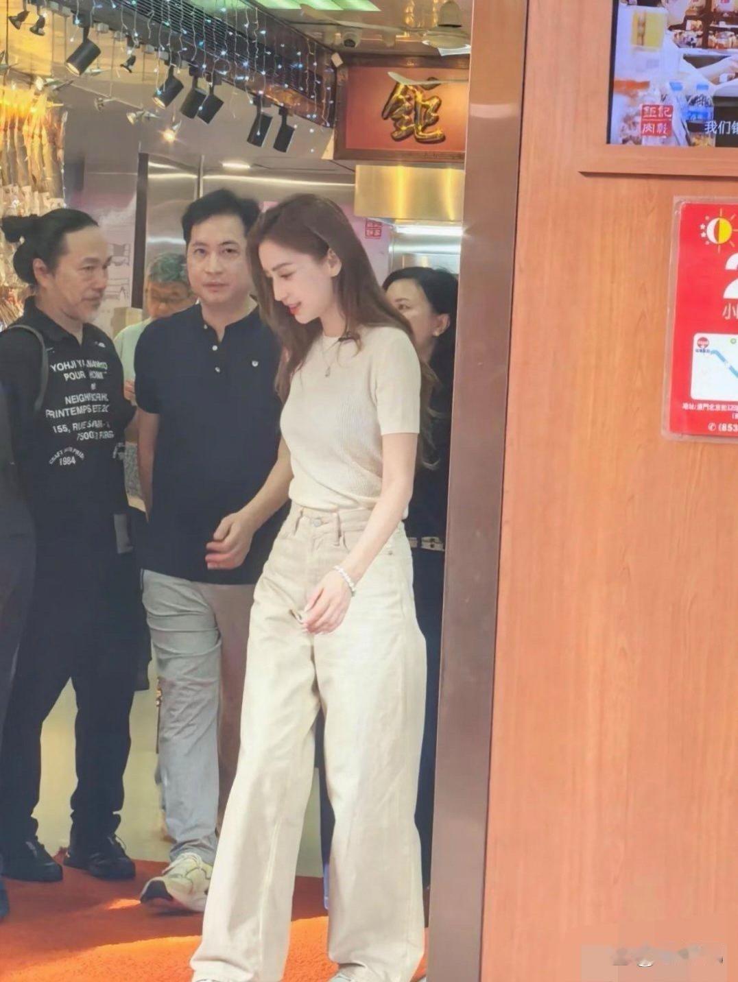 明星的颜值体态果然自带光环！baby白到发光还纤瘦精致，颜值直接拉满，美得太出众