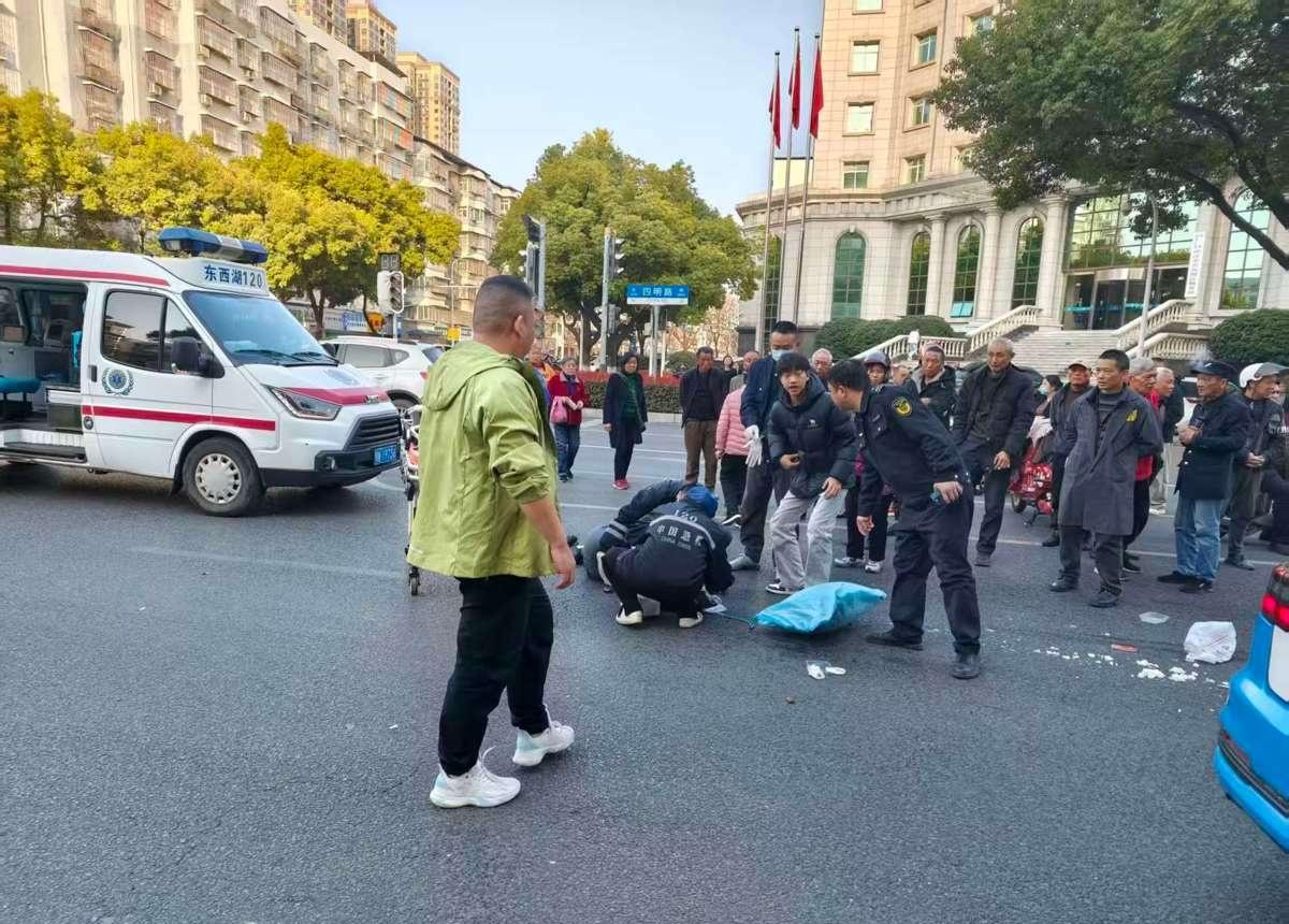 【女子街头被电动车撞伤，吴家山街道综合执法队员立即伸出援手】近日，东西湖区吴家山