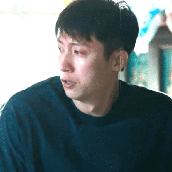 我真心疼小满了 电视剧岁月有情时 看黄景瑜哭，心都跟着碎了！张小满开局就尝尽离别