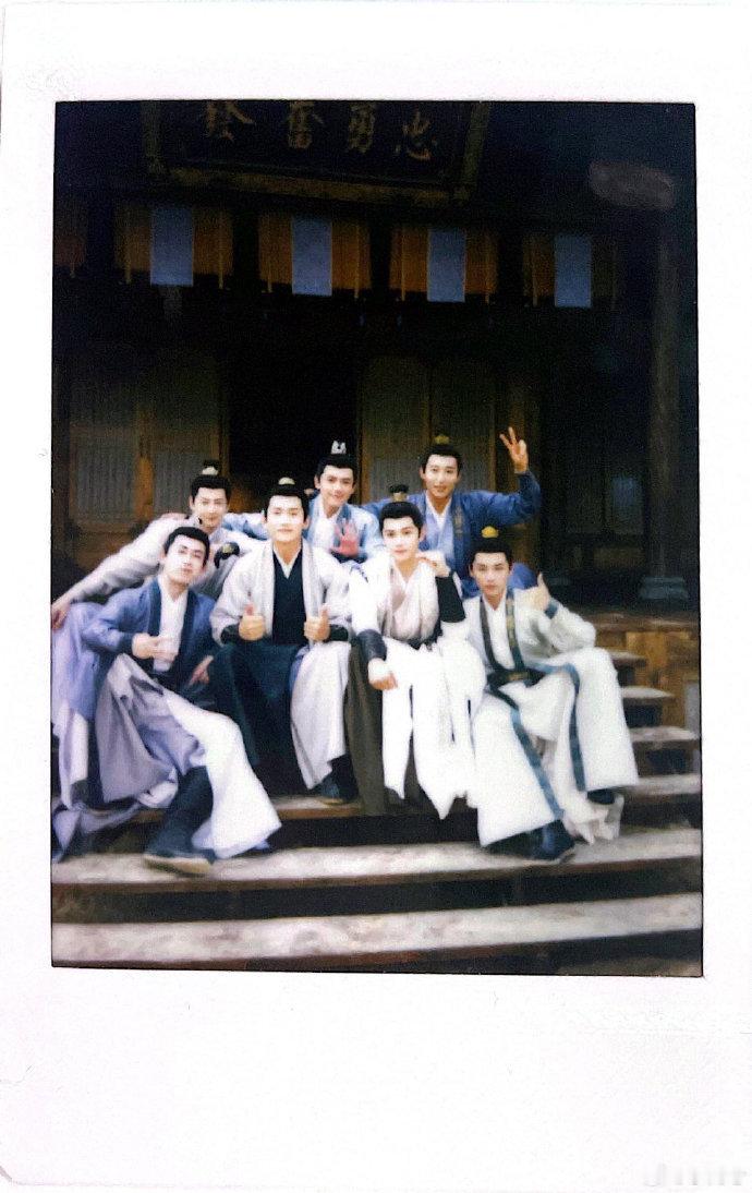 从十四岁眉眼带怯的少年，到独撑卫家的脊梁，丁禹兮演出了卫韫的成长重量。合照里的七