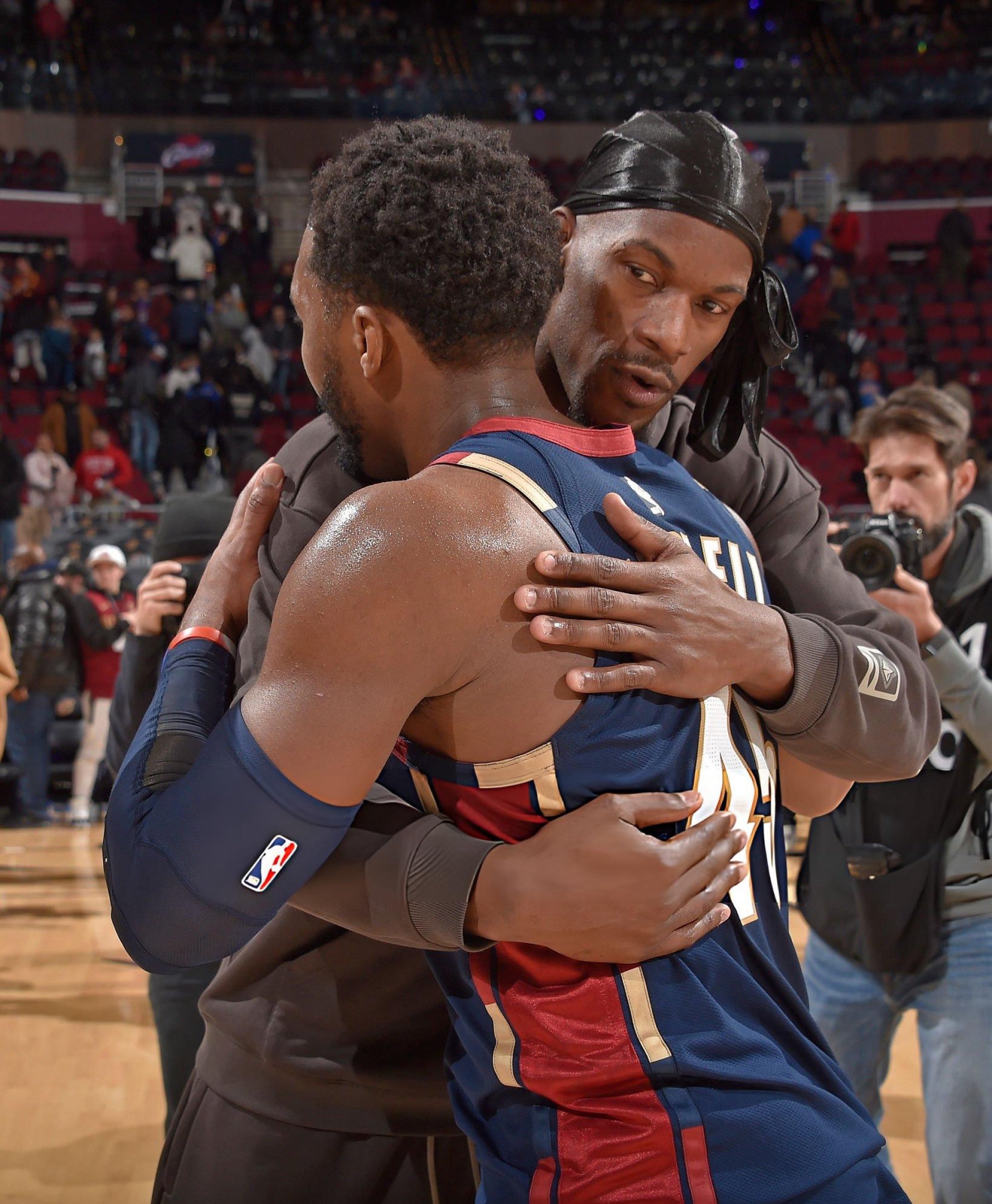 巴特勒赛后和米切尔拥抱致意残阵勇士战胜骑士新赛季篮不住勇士vs骑士