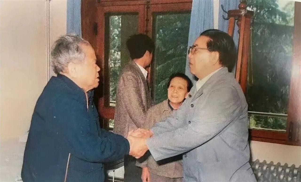 1991年，时任中华人民共和国国防部长秦基伟上将专程到南京，探望离休休养的原南京