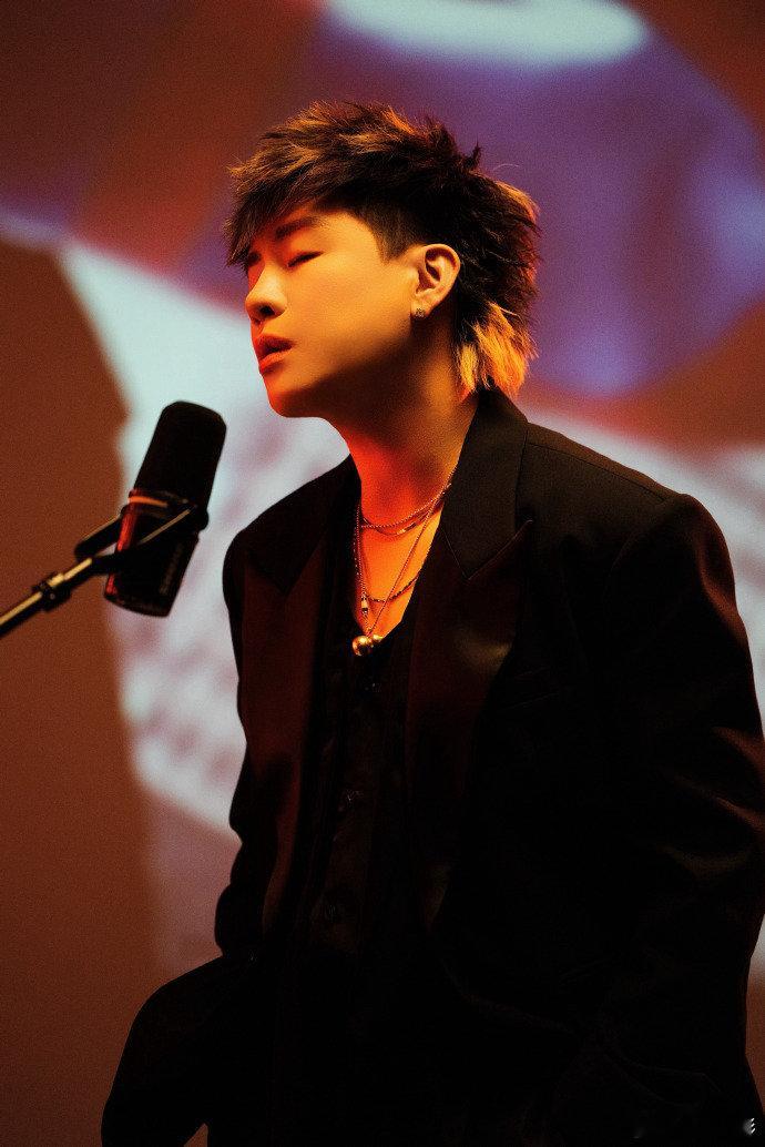 歌手直播胡彦斌 编曲大魔王  只要胡彦斌出手改编，永远不用担心审美疲劳，创新能力