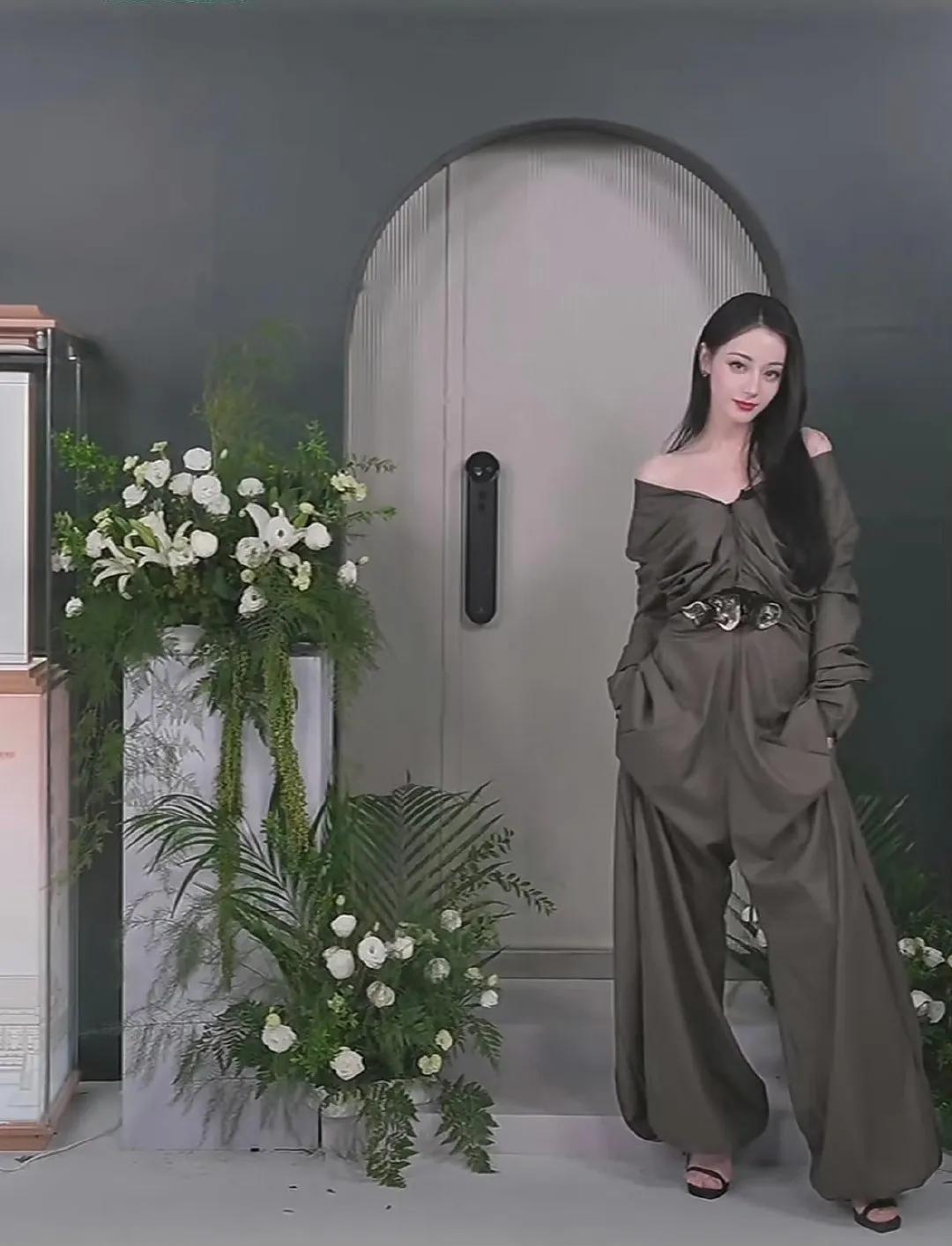 迪丽热巴德施曼品牌直播图有！今天的热巴明艳御姐范又美又飒，双手插兜，歪头一笑，眼