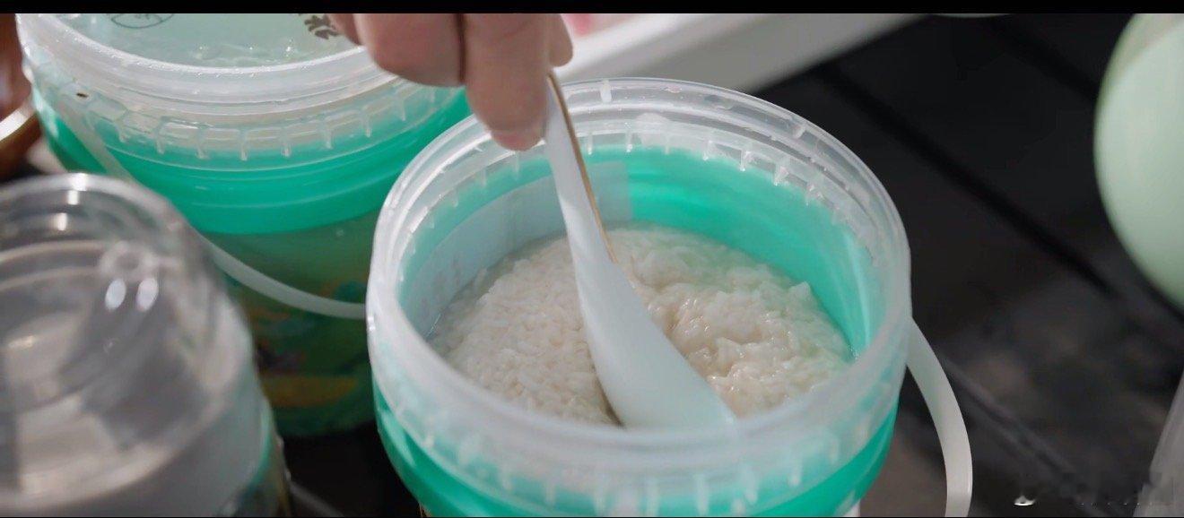 在长沙流着口水路过了芒果TV大楼短剧最浪漫的事旁边有个男生边走边嘀咕：“这哪是看