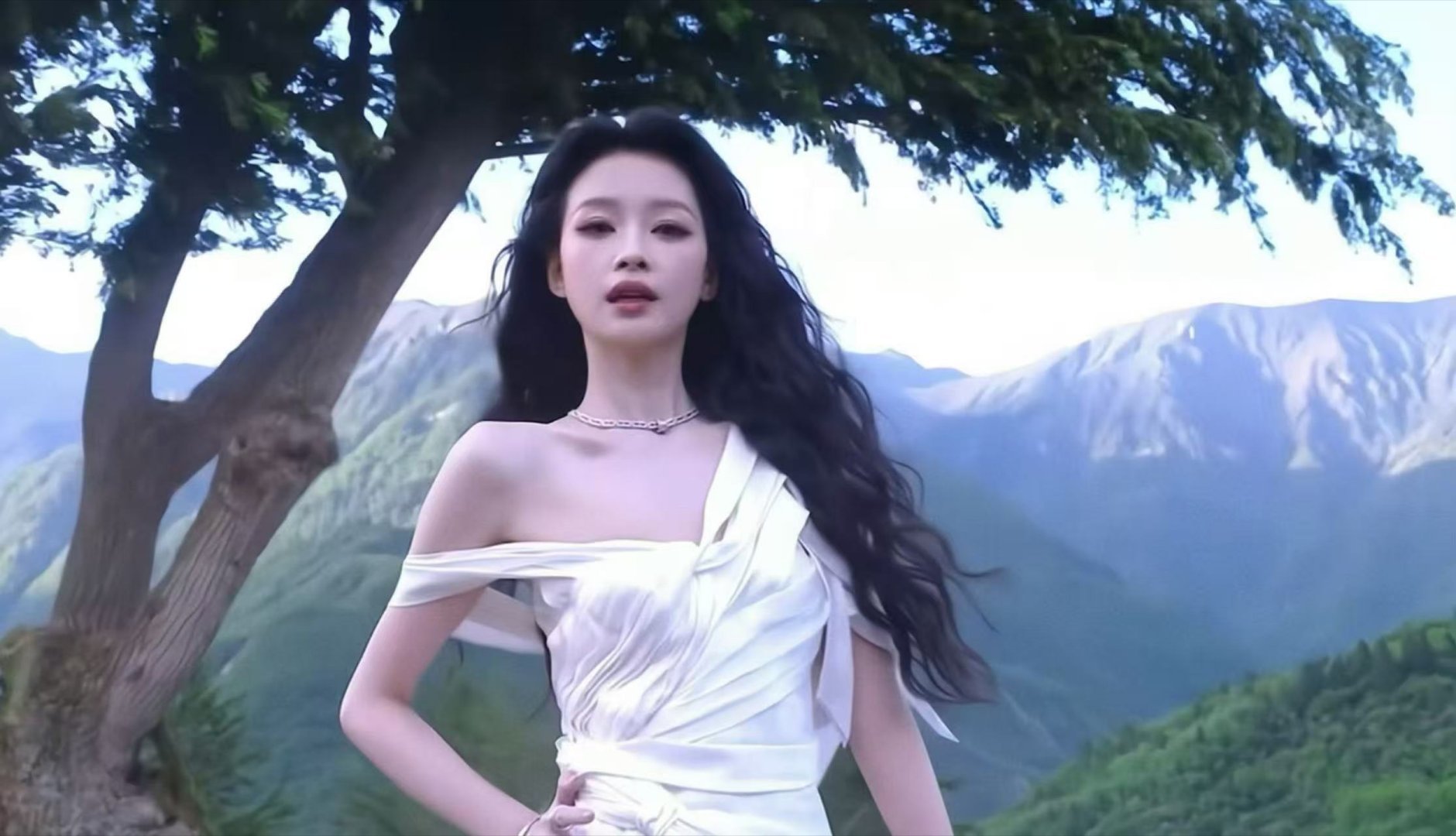 孙怡美晕我了 视线很容易就停留在孙怡身上，VOGUE红毯慢镜头放大了她的美感。白