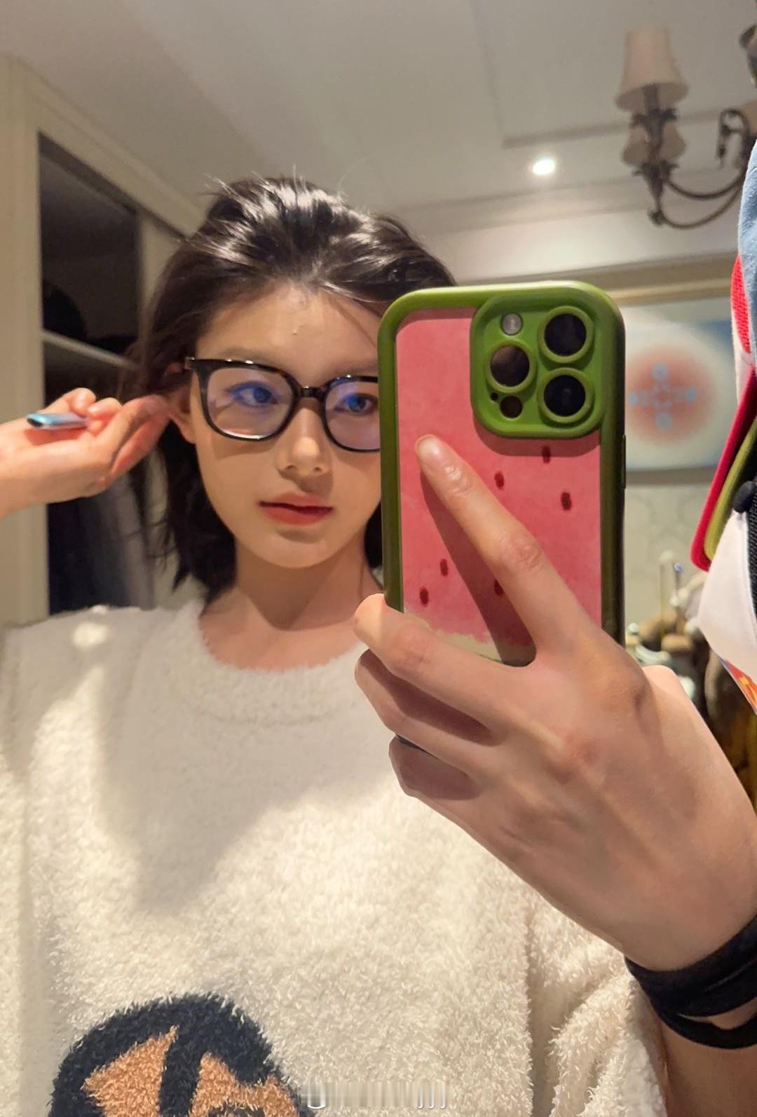 今天化妆的时候 发现了一个轻松改变脸型的技巧 由于我的眉毛长得不好 并且离眼睛很