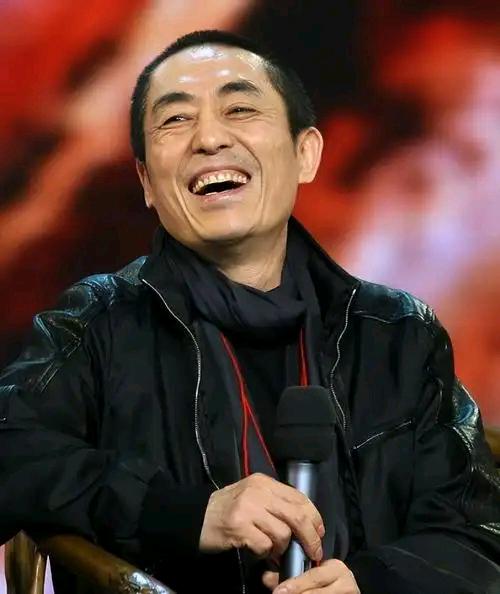 张艺谋被央媒高调官宣新身份！传了20年的"全家移民美国改国籍"大瓜，这次彻底凉了