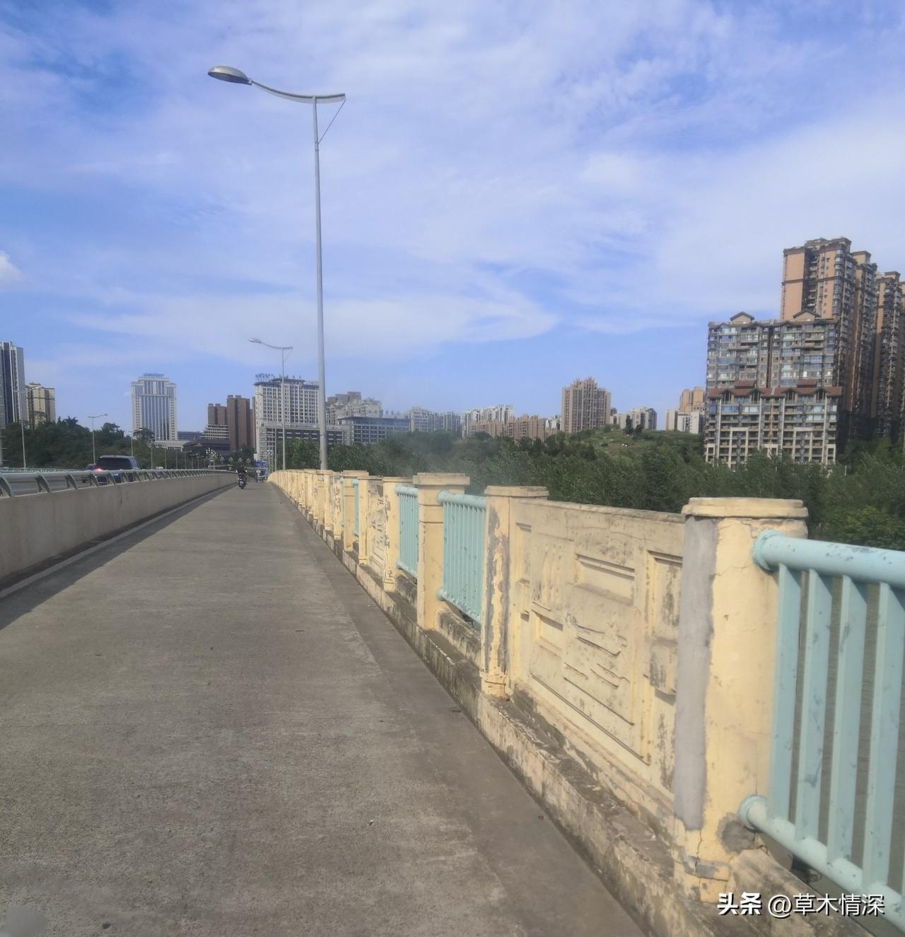 近日路过资阳市城南大道蜀乡大桥，那美丽的城市面貌让我印象深刻。其实蜀乡大桥周边也