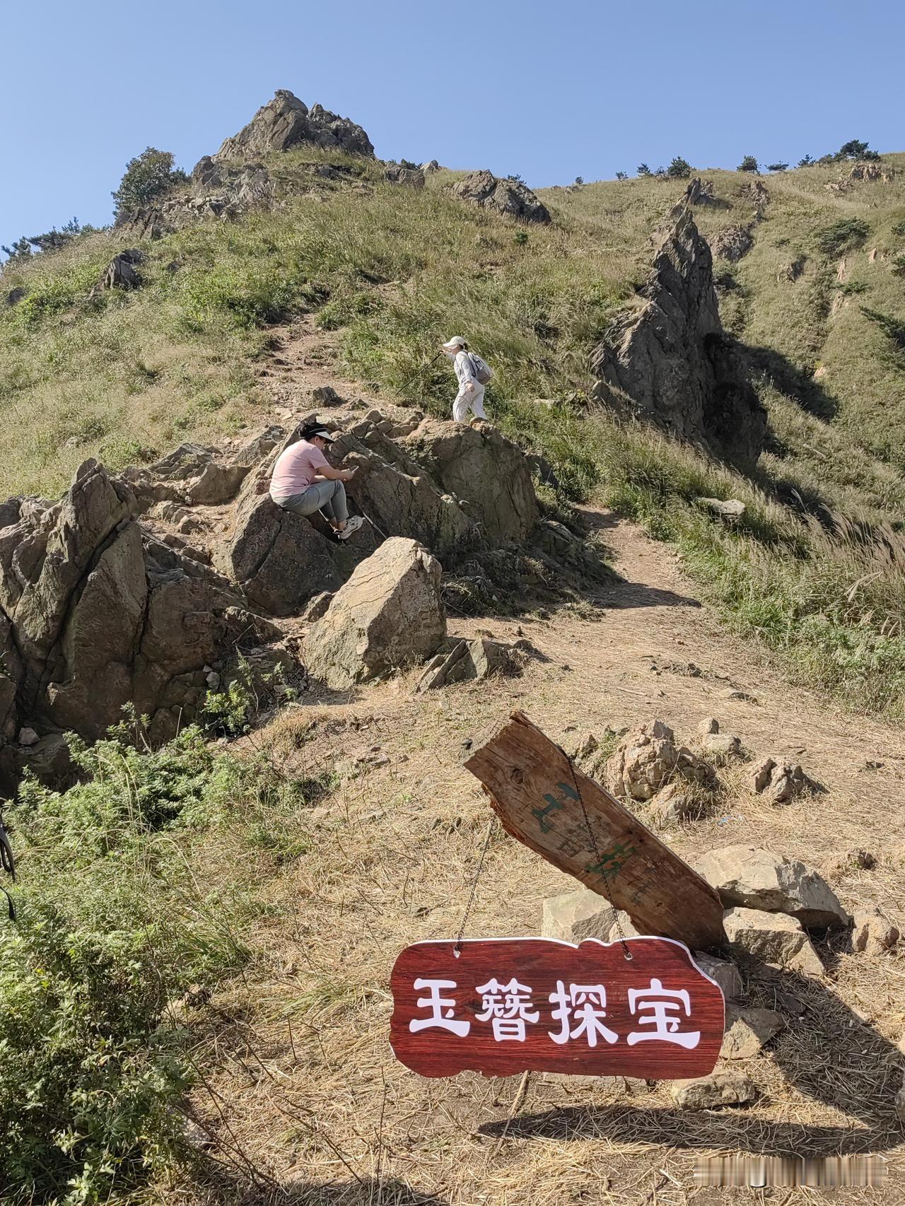 今天，国庆第一天，自驾青岛，徒步网红铁橛山阿勒泰，探秘阿朵小镇藏马古街，行程满满