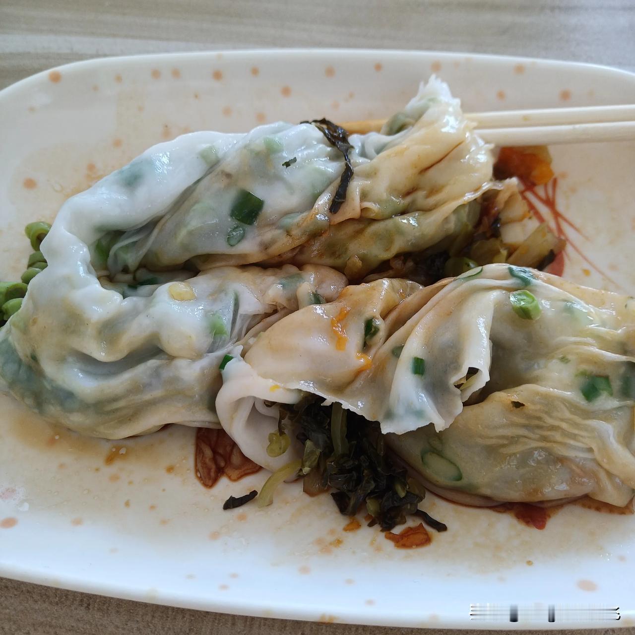 昨天早上，我在小镇街上，看见了一家肠粉店，忍不住走了进去，叫了一碟肠粉吃。我已经