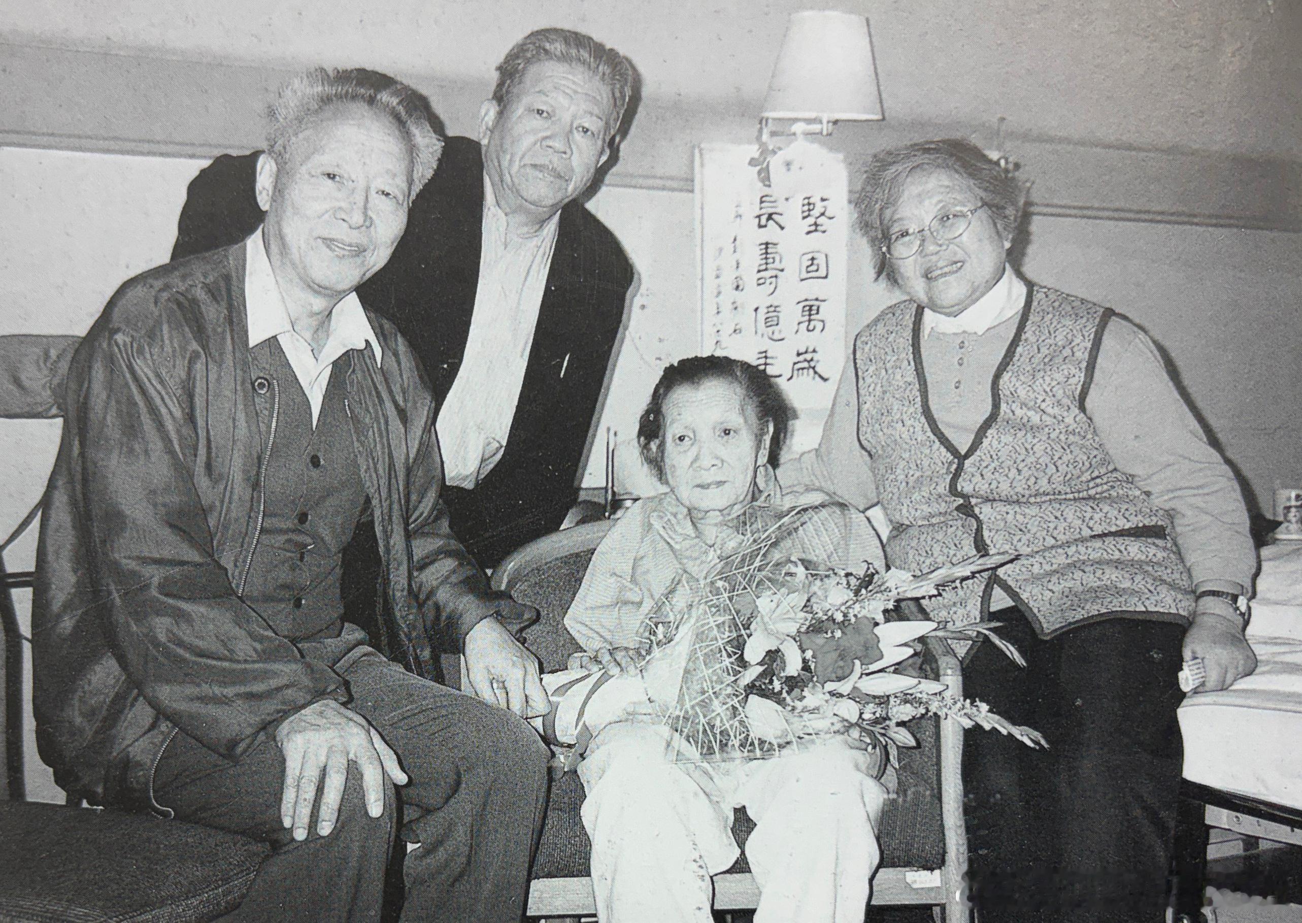 1998年11月4日中国人民解放军总参二部编研室的王志林、孙遂、杨佩佳在上海党史