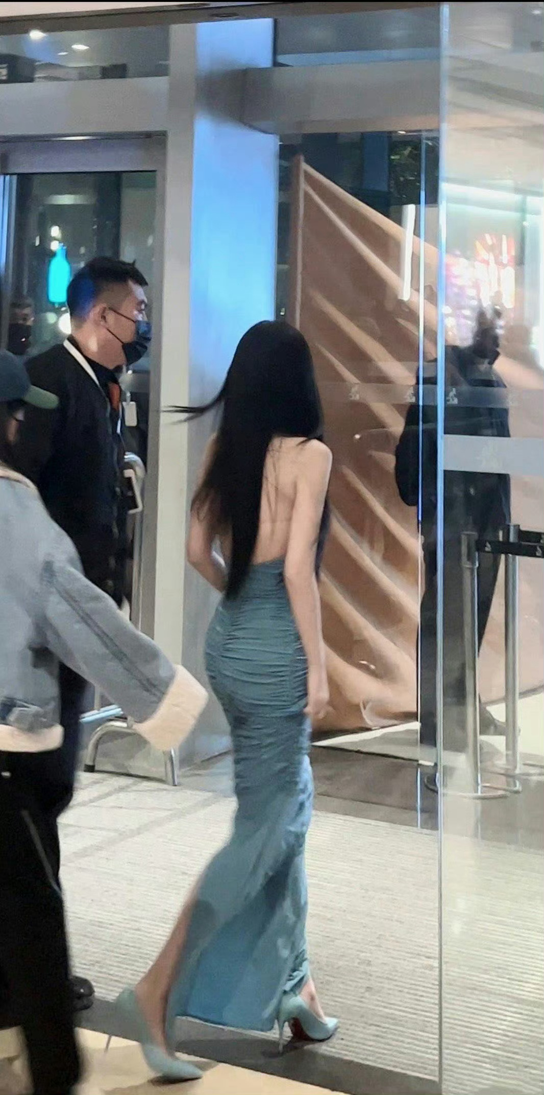 虞书欣的腰感觉从拍云之羽开始就越来越瘦了衣品好+身材好+美貌加持真的绝杀 ​​​